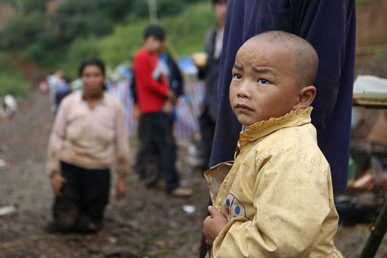 帳篷有限，尚有不少村民沒有地方躲雨。澎湃新聞 程藝輝 圖