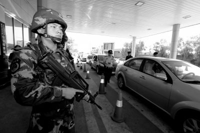 武警持槍警戒進(jìn)駐檢查站。