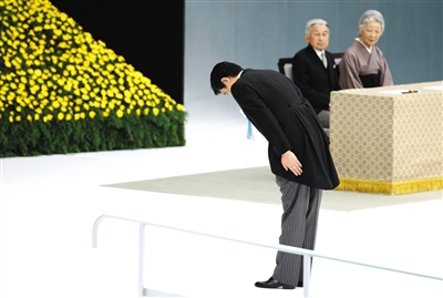 8月15日，日本東京舉行的“全國戰(zhàn)歿者追悼儀式”上，日本首相安倍晉三向戰(zhàn)歿者鞠躬致意。