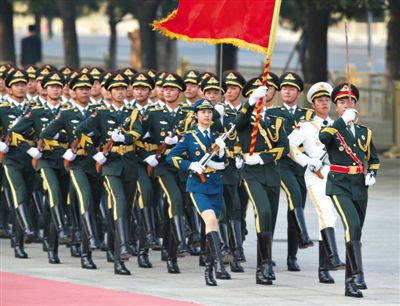 昨日，151人最大陣容的三軍儀仗隊(duì)，著新式禮賓服接受檢閱。這也是解放軍儀仗隊(duì)、軍樂團(tuán)新式禮賓服首次亮