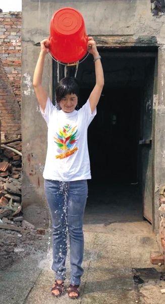 20日下午，央視主持人張泉靈參與“冰桶挑戰(zhàn)賽”。圖片來自微博