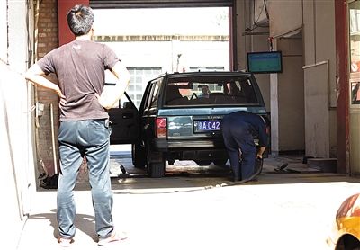 一家汽車檢測場正在檢測車輛。