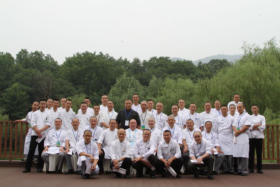 幾十位光頭廚師的大合照。 花惠生 供圖
