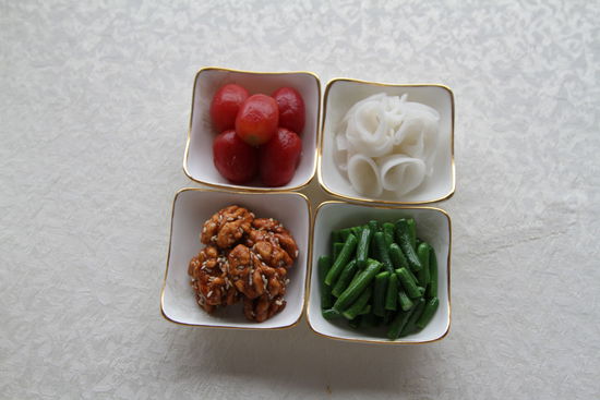 四調味：圣女果、蓮藕、核桃仁、小黃瓜。 花惠生 供圖