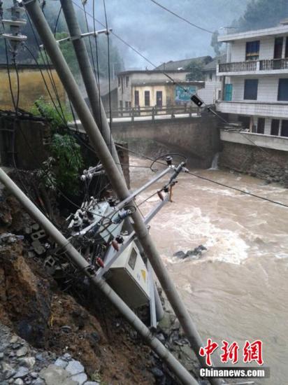 9日以來(lái)，陜西省鎮(zhèn)巴縣持續(xù)出現(xiàn)強(qiáng)秋淋天氣，21鎮(zhèn)不同程度受災(zāi)，電力、交通、移動(dòng)通訊一度中斷。