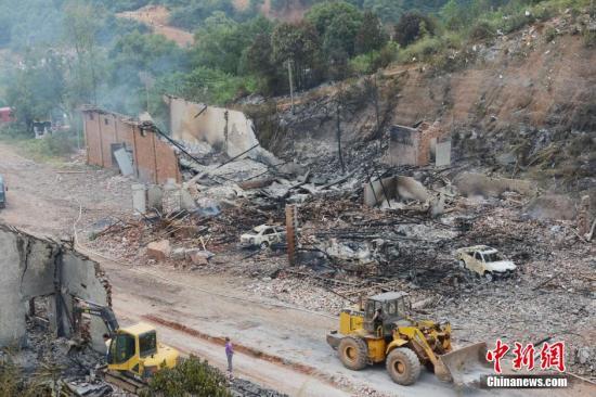 9月23日上午，花炮廠清理工作正在進(jìn)行，山谷內(nèi)的廠房已被爆炸夷為平地。中新社發(fā) 楊華峰 攝