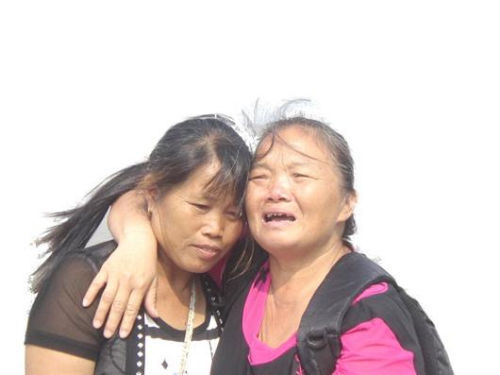 見到救命恩人魏冬桂（左），沈愛蘭十分激動