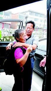 離別時，沈愛蘭（左）擁抱救命恩人李春富