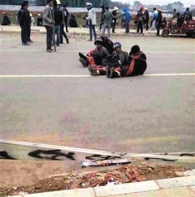 14日，沖突現(xiàn)場，幾名頭戴鋼盔的人被捆綁著。圖/東方IC