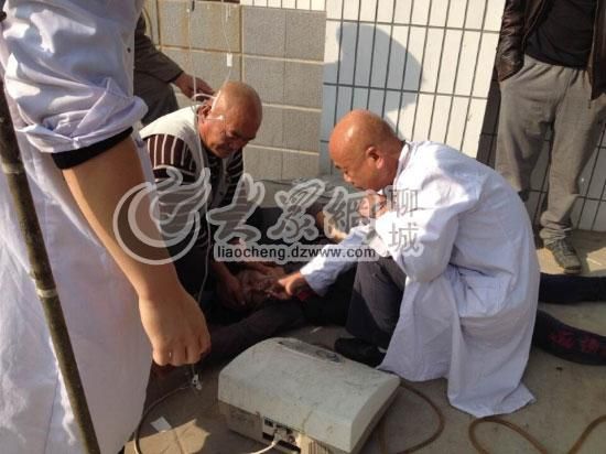 醫(yī)生正在對女嬰舅媽進(jìn)行現(xiàn)場洗胃處理