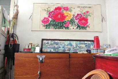 　陳會(huì)英將兒女的照片都裱起來，裝在一個(gè)大相框里，放在箱子上經(jīng)?？?，其中最多的就是劉金國(guó)的照片。