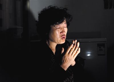 昨日,呼格吉勒圖的媽媽尚愛云在內(nèi)蒙古呼市家中講述這些年來的上訪經(jīng)歷。本版圖片/新京報記者 郭鐵流