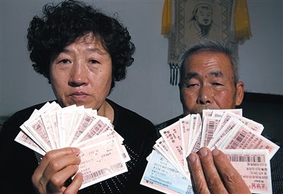 尚愛云夫婦展示上訪留下的車票,這些只是一部分。