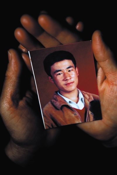 尚愛云捧著兒子的照片。