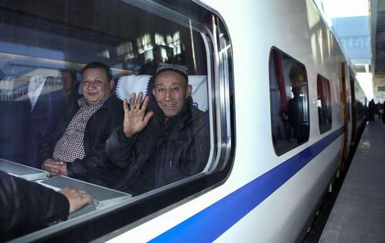 11月16日，旅客乘坐從烏魯木齊南站首發(fā)的D8602次列車。