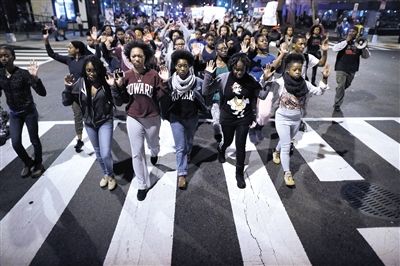 　24日，美國(guó)華盛頓，民眾在白宮前參加示威，抗議不起訴槍殺黑人青年的白人警察。