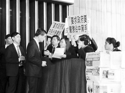 撐警大聯(lián)盟召集人李偲嫣2日到特首辦請愿，要求政府嚴(yán)厲處置“占中三子”和“雙學(xué)”的代表。