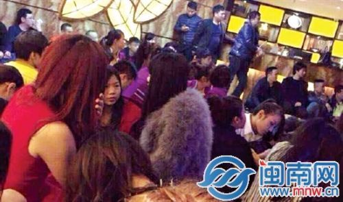 酒店內(nèi)，男男女女被分開而坐