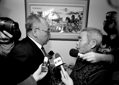 15日，內(nèi)蒙古高院副院長趙建平（左）帶隊向呼格吉勒圖父母送達(dá)再審法律文書。