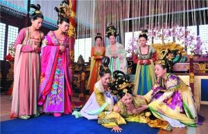 戲里一眾妃嬪的裝扮都相當“吸睛”。