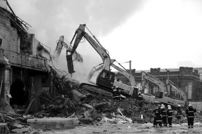 3日下午，挖掘機(jī)在現(xiàn)場作業(yè)。 譚青/攝