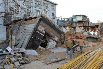 坍塌事故發(fā)生后，房屋傾倒在地面上。記者 徐曉帆/攝