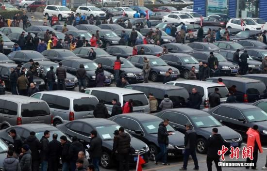 2015年1月25日，首批國家和中央機(jī)關(guān)取消的公務(wù)用車在北京亞運村汽車交易市場拍賣。106輛公務(wù)用車