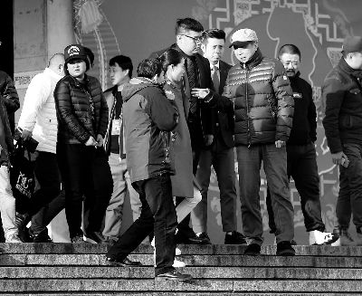 彩排后，高曉攀、尤憲超和不知名女演員聆聽馮鞏總結(jié)訓(xùn)話