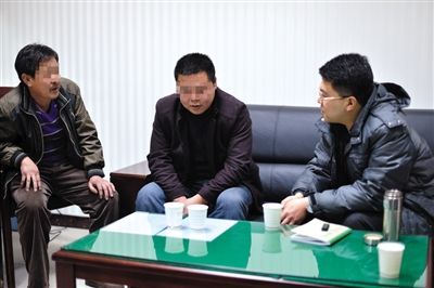 1月7日，陜西省榆林市，國家信訪局第五督查組成員王治鐸（右一）與兩名信訪人約談。 楊凱 攝