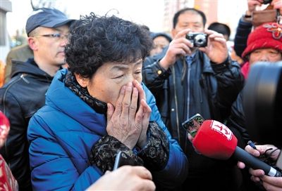 2月9日，呼格吉勒圖的母親尚愛云在旁聽趙志紅案后，接受媒體采訪時(shí)落淚。新華社記者 任軍川 攝