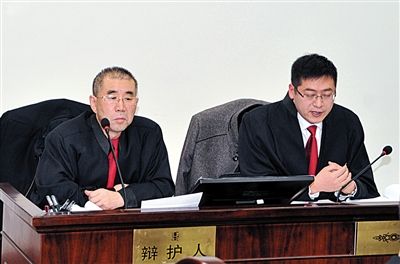 1月5日，呼市中院審理趙志紅案。律師謝飛（左）和張瑞軍（右）出庭為趙志紅辯護(hù)。