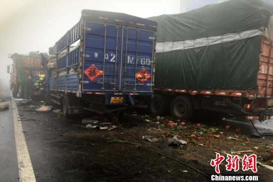 圖為21日，蘭南高速河南段車禍事故現(xiàn)場一片狼藉?！」啤z