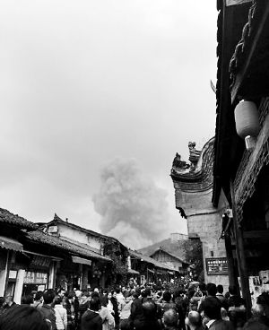 成都龍泉驛區(qū)洛帶古鎮(zhèn)的游客拍到爆炸瞬間濃煙滾滾。