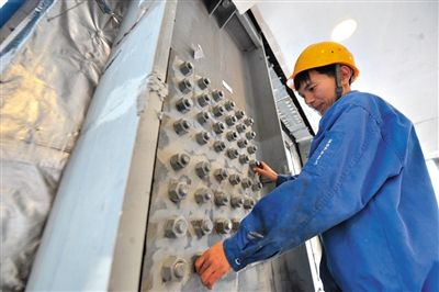 工人在內(nèi)部安裝鋼結(jié)構(gòu)。