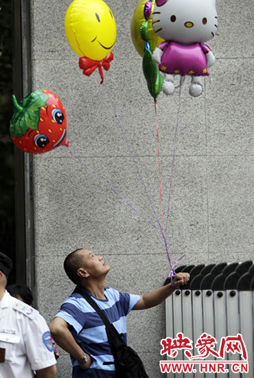 他希望你像hello kitty一樣可愛，露出笑臉。