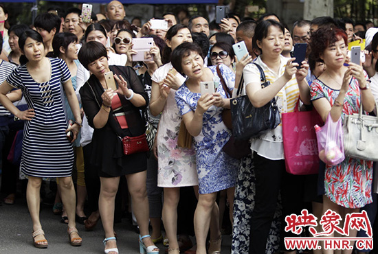 你在人群中，只有找到你，她們才會松下眉間的皺紋。