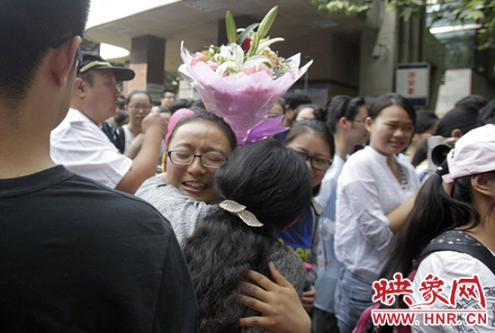 沖向你，給你一個深情的擁抱。