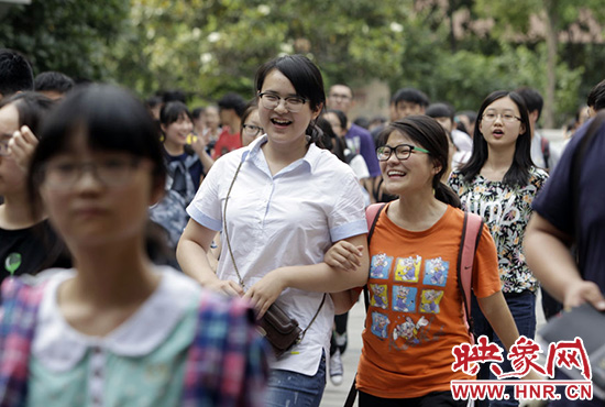 也有一種情，平日嬉笑怒罵，針鋒相對，只有別離時才會牽手擁抱。