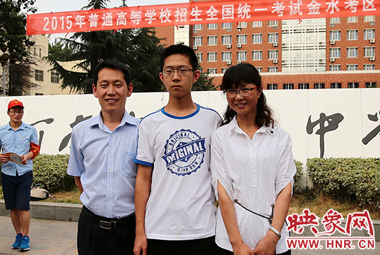 高考結(jié)束的那一刻，就意味著離別，別了曾經(jīng)的班級、老師、朋友、甚至戀人。