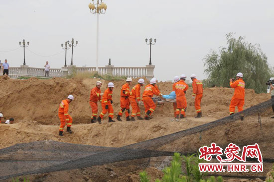 12點(diǎn)07分，又一人被抬出