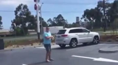 圖一：澳大利亞男子發(fā)飆的樣子被兩個(gè)兒子偷拍，并將視頻取名為“憤怒的老爹”上傳至網(wǎng)絡(luò)。