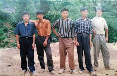 一次外出打工前，田仁信（中）與村里的伙伴合影。田仁信親屬供圖