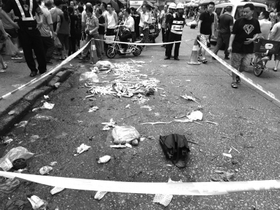 7月11日，群眾在事發(fā)現(xiàn)場外圍觀。新華社發(fā)