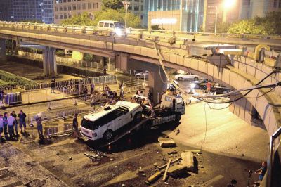 路虎車被扶正后，救援車將其拖離現(xiàn)場。