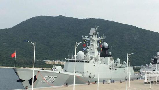 中國海軍艦艇編隊12日上午從三亞起航，參加“和平友誼-2015”中馬兩軍首次實兵聯(lián)演。