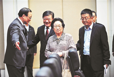 屠呦呦首先進入會議現(xiàn)場 屠呦呦首先進入會議現(xiàn)場