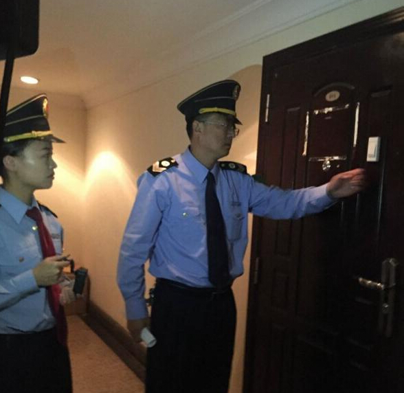 青島市衛(wèi)生監(jiān)督所的工作人員在郝愛勇診所執(zhí)法。