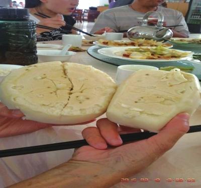 在參加山西游行程中，體驗(yàn)員發(fā)現(xiàn)團(tuán)餐中的饅頭已經(jīng)發(fā)霉。視頻截圖