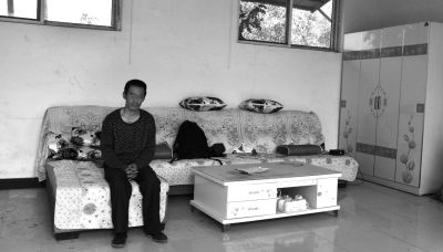 交完彩禮錢，牛志忠?guī)缀跎頍o(wú)分文，家里的沙發(fā)、茶幾、衣柜都是凌光輝買的。京華時(shí)報(bào)記者張恒攝