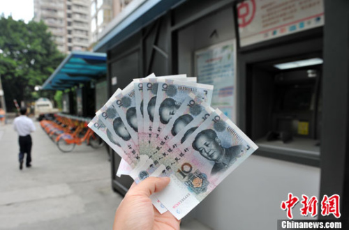 “如果是千元左右的跨行轉(zhuǎn)賬，都會(huì)先充值到支付寶，然后再轉(zhuǎn)到相應(yīng)銀行賬戶中”，肩負(fù)3000多元月供的北京白領(lǐng)小李告訴中新網(wǎng)記者，這樣操作起來(lái)方便、省時(shí)，還免去下載好幾個(gè)銀行客戶端的麻煩。